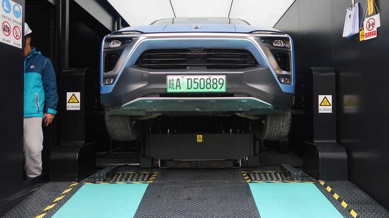 Fotografija: A Nio ES8 electric SUV changing its battery is seen inside a power station at a JAC Motors-NIO plant in Hefei, Anhui province, China December 14, 2018. Picture taken December 14, 2018. Yilei Sun /Reuters Foto Sun Yilei Reuters