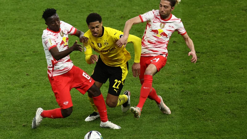 Fotografija: Kevin Kampl (desno) se je kot vedno boril na vso moč. FOTO: Maja Hitij/AFP