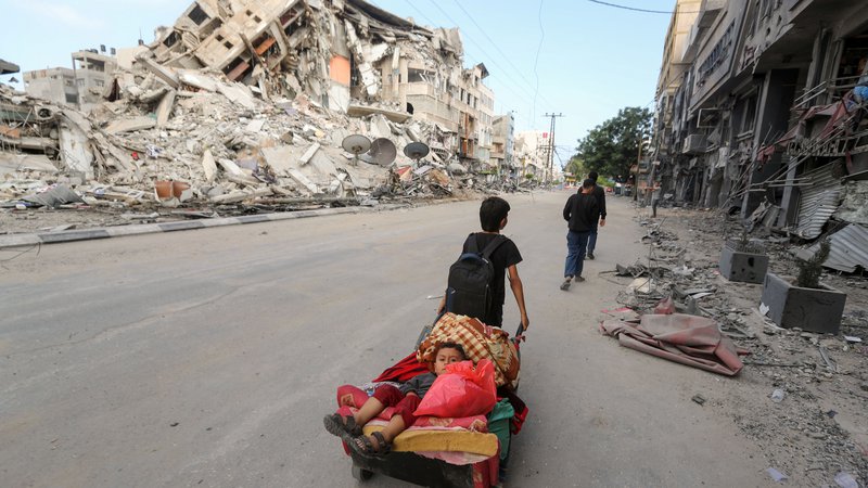 Fotografija: Od začetka spopadov v ponedeljek je življenje izgubilo že več kot sto ljudi v Gazi in sedem v Izraelu. FOTO: Mohammed Salem/Reuters