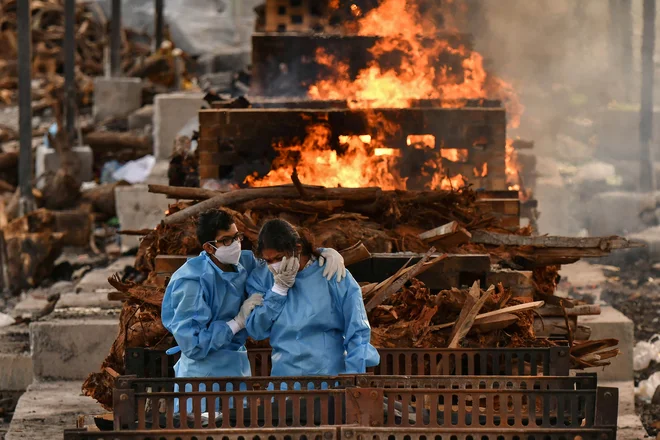 Zažiganje umrlih zaradi koronavirusa v Indiji. FOTO: Samuel Rajkumar/Reuters