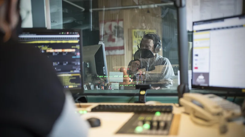 Fotografija: Odločitev ministrstva za kulturo, da Radio Študent (na sliki) izloči iz edinega medijskega proračuna v državi, na radiu razumejo kot politično motivirano potezo. FOTO: Uroš Hočevar/Delo