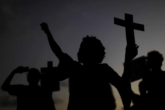 Aktivisti črnega gibanja protestirajo proti rasizmu in policijskemu nasilju na dan, ko obeležujejo 133 let od ukinitve suženjstva v Braziliji. FOTO: Ueslei Marcelino/Reuters