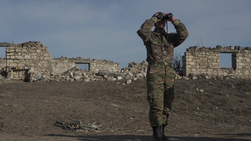 Fotografija: Po trditvah armenskih oblasti so azerbajdžanski vojaki okupirali približno trikilometrski pas njihovega ozemlja na jugu države. FOTO: Artjom Mikrjukov/Reuters