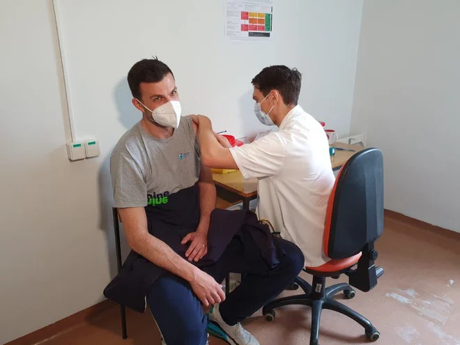 Med drugimi se je cepil tudi korektor izbrane vrste Mitja Gasparini. FOTO: UKC Ljubljana
