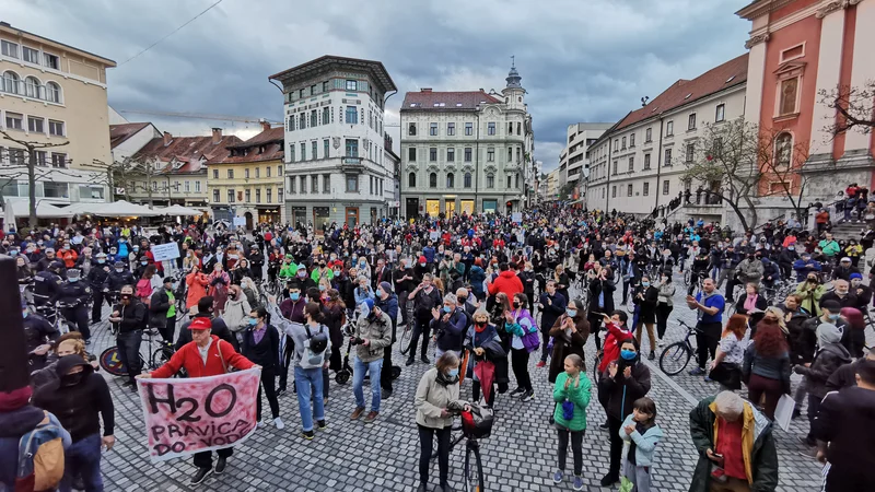 Fotografija: Protestniki na Prešernovem trgu FOTO: Jože Suhadolnik/Delo
