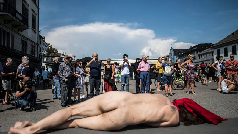 Fotografija: Golo telo in nage besede. FOTO: Valeriano Di Domenico/Afp