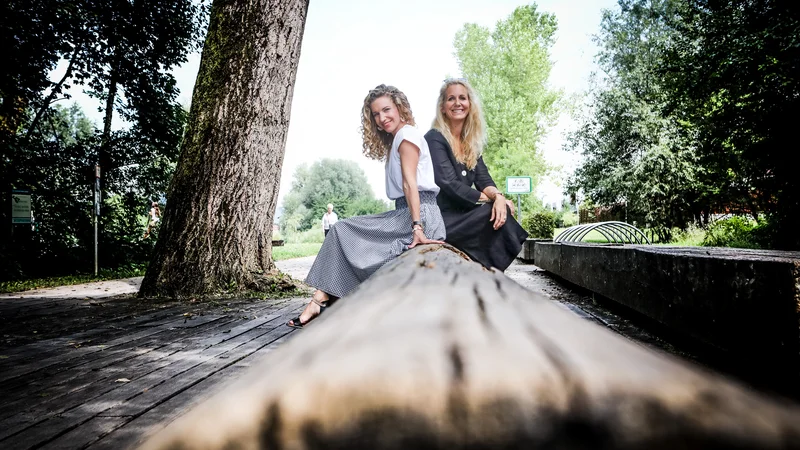 Fotografija: Ana Turšič in Eva Duša Hodnik živita in delata v Ljubljani, skladišče pa imata v Begunjah pri Cerknici. FOTO: Aleš Beno