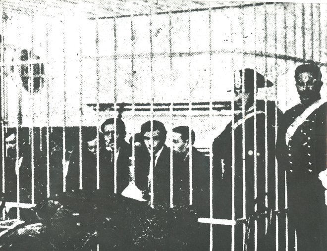 Tržaški sodni proces proti upornikom iz Marezig, obtoženci sedijo v kletki. Vir: Pokrajinski muzej Koper