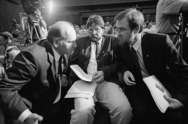 Resnost položaja je zahtevala tudi resne pogovore: Jože Pučnik, Igor Bavčar in Lojze Peterle med posvetom v skupščini. Foto Joco Žnidaršič/hrani Muzej novejše zgodovine Slovenije