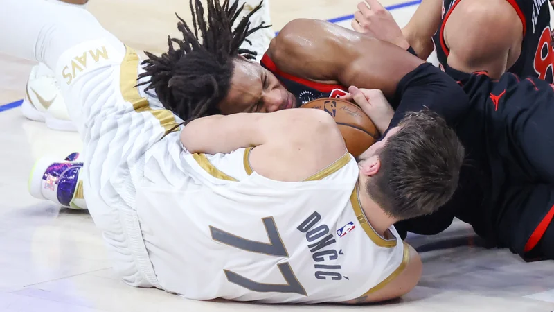 Fotografija: Luka Dončić se je takole boril za žogo s Freddiejem Gillespiejem. FOTO: Kevin Jairaj/Usa Today Sports