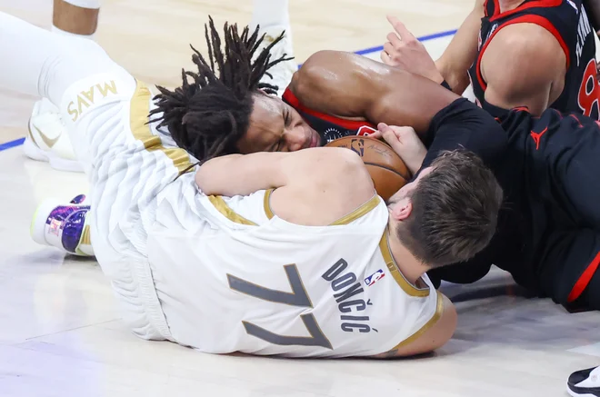 Luka Dončić se je takole boril za žogo s Freddiejem Gillespiejem. FOTO: Kevin Jairaj/Usa Today Sports