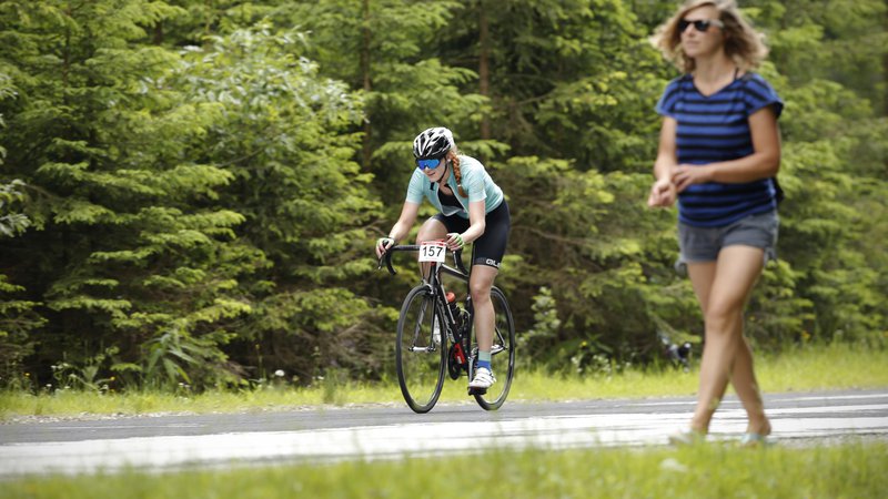 Fotografija: Če pa bralcu kolesarskemu rekreativcu omenim hud klanec? FOTO: Jure Eržen/Delo