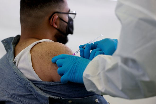 V Nemčiji so prejšnji teden odpravili več omejitev za tiste, ki so v celoti cepljeni in ki so preboleli covid-19. FOTO: Axel Schmidt/Reuters