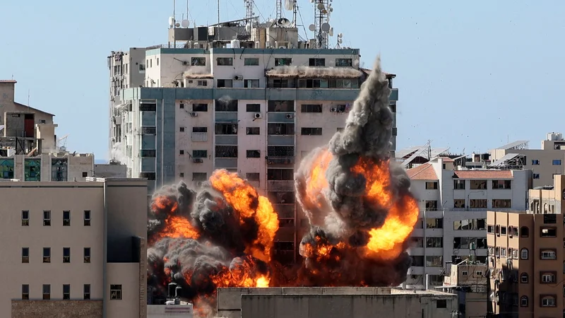 Fotografija: Izraelska letala so po palestinskih podatkih v begunskem taborišču zahodno od mesta Gaza ubila sedem Palestincev, tudi ženske in otroke. FOTO: Mahmud Hams/Afp