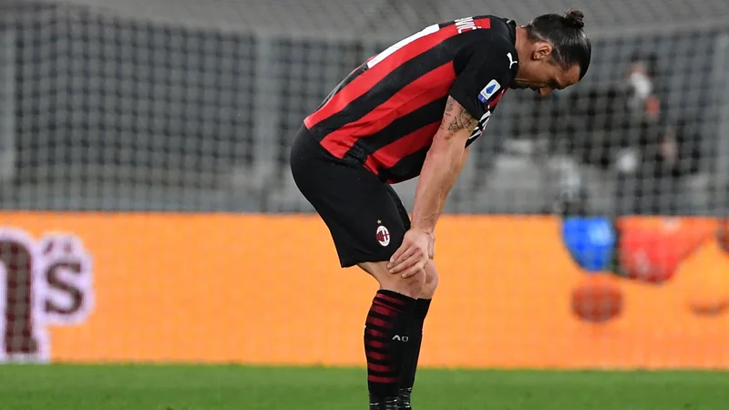 Milanov Zlatan Ibrahimović si je levo koleno poškodoval 9. maja na tekmi proti Juventusu. FOTO: Isabella Bonotto/AFP