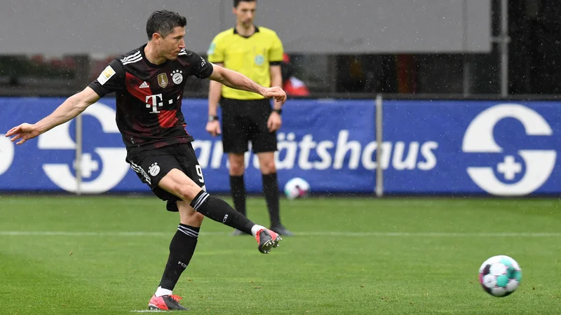 Fotografija: Robert Lewandowski neustavljivo polni mreže tekmecev. FOTO: Thomas Kienzle/AFP