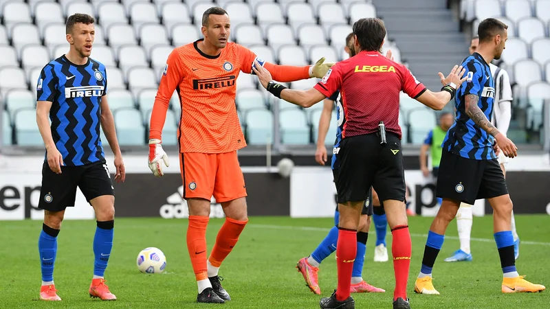 Fotografija: Samir Handanović se je pošteno razjezil na sodnika zaradi dosojene enajstmetrovke za Juventus. FOTO: Isabella Bonotto/AFP
