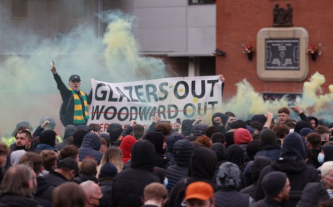 Privrženci Manchester Uniteda so pred svetim Old Traffordom protestirali proti lastnikom kluba, ki želijo oplemeniti svoje vložke. FOTO: Molly Darlington/Reuters