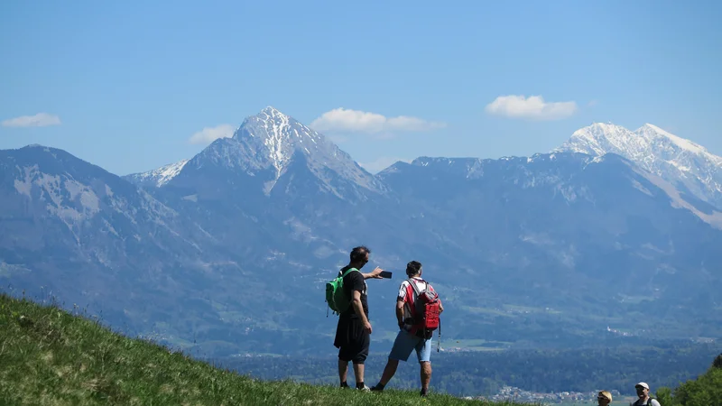 Fotografija: Kljub dejstvu, da nam izbiro opreme precej krojijo zahtevnost izbranega izleta in vremenske razmere, je osnovna pohodniška oprema večinoma vedno enaka. FOTO: Špela Ankele