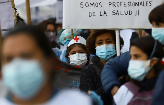 Argentinski zdravstveni delavci so prejšnji teden protestirali zaradi slabih delovnih pogojev, ki jih prinaša covid-19. FOTO: Matias Baglietto/Reuters