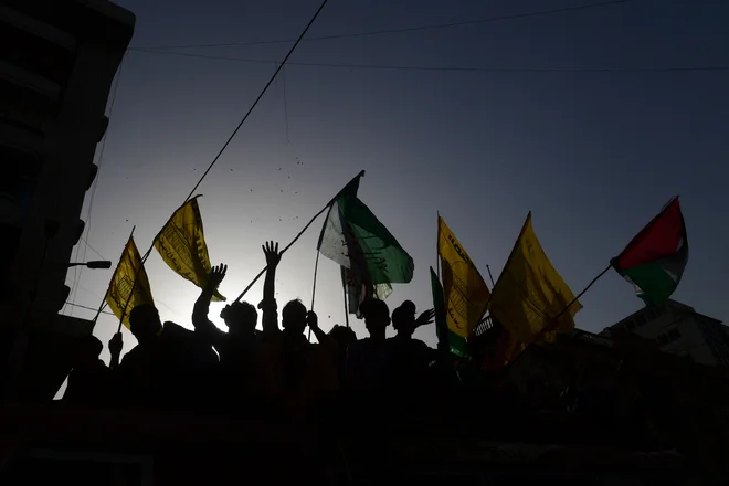 Demonstranti sodelujejo v protestnem shodu proti izraelskim napadom na Gazo. FOTO: Asif Hassan/AFP