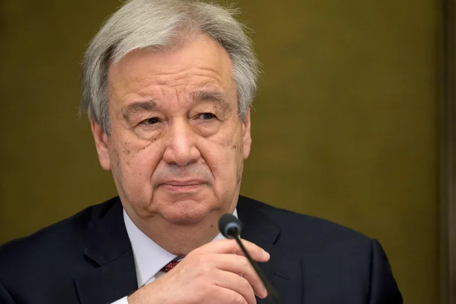 Guterres je zgrožen ob naraščajočem številu palestinskih civilistov, tudi številnih žensk in otrok, ubitih v letalskih napadih Izraela na območje Gaze. Obenem obžaluje tudi smrti na izraelski strani zaradi raket, izstreljenih iz Gaze. FOTO: Fabrice Coffrini/AFP