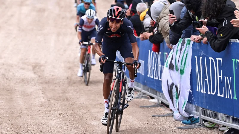 Fotografija: Egan Bernal je s svojo prvo etapno zmago na tritedenskih dirkah oblekel rožnato majico. Foto Dario Belingheri/AFP