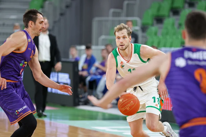 Domen Lorbek (levo) in soigralci so se v petek le do polčasa uspešno držali z Jako Blažičem &amp; Co. FOTO: Cedevita Olimpija