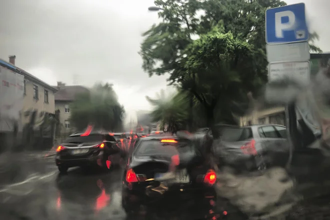 Močan naliv v prestolnici. FOTO: Jure Eržen/delo