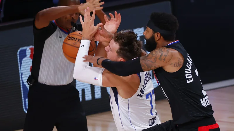 Fotografija: Luka Dončić in Marcus Morris bosta spet tekmeca v prvem krogu končnice. FOTO: Kevin C. Cox/AFP