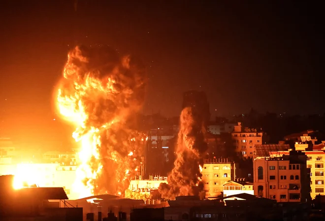 Izraelska letala so ponoči znova izvedla množične napade na cilje na območju Gaze. FOTO: Anas Baba/Afp