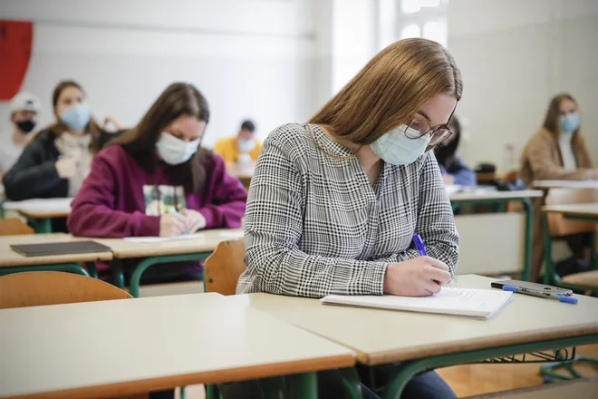 Učenci med poukom matematike na gimnaziji Jožeta Plečnika. FOTO: Uroš Hočevar/Delo