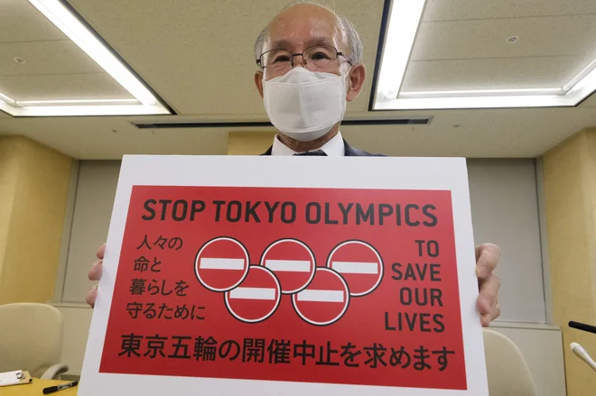 Vse več Japoncev nasprotuje izvedbi OI. FOTO: Kazuhiro Nogi/AFP