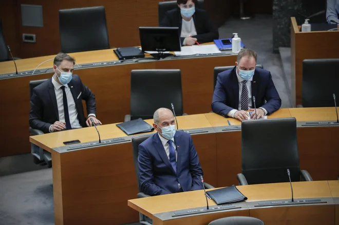 Koalicija, Desus in SNS, z izjemo dveh odsotnih poslancev SDS in enega iz vrst SMC, so včeraj zbrali 42 glasov, štiri premalo, da bi lahko izpeljali sejo. FOTO: Uroš Hočevar/Delo