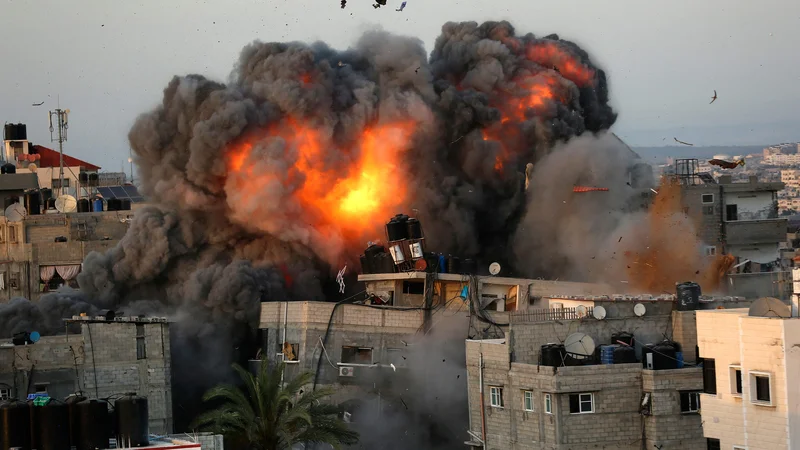 Fotografija: Silovito izraelsko bombardiranje Gaze se je včeraj nadaljevalo ž
že osmi dan. Foto: Bashar Taleb/AFP