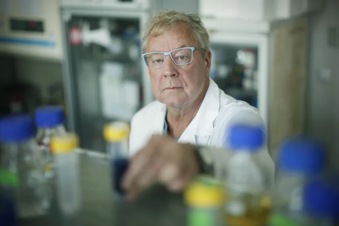 Borut Štrukelj, profesor na Fakulteti za farmacijo. Ljubljana, Slovenija 10.junija 2020<br />
[Štrukelj Borut,profesorji,farmacevti,raziskovalci,Fakulteta za farmacijo,Ljubljana,Slovenija] Foto Foto: Jure Eržen/delo