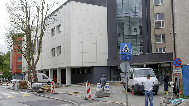 Fotografija: Med prvo fazo obnove OŠ Riharda Jakopiča so podrli staro in zgradili novo telovadnico. FOTO: Blaž Samec/Delo