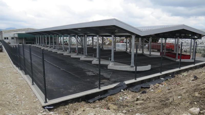 Fotografija: Zbirni center v suhadolski jami je zgrajen, družbenici zdaj čakata uporabno dovoljenje. FOTO: Bojan Rajšek/Delo