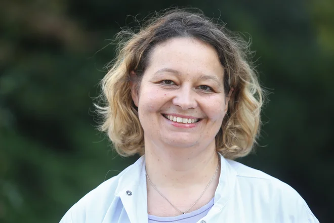 Dr. Mateja Logar, vodja svetovalne skupine pri ministrstvu za zdravje, pravi, da nas umirjanje epidemije ne sme uspavati. FOTO:<br />
Igor Zaplatil