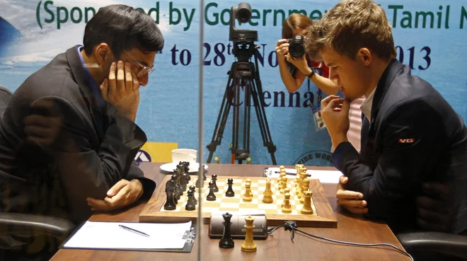 Magnus Carlsen (desno) in indijski zvezdnik Višvanatan Anand med partijo šaha iz leta 2013. FOTO: Babu/Reuters