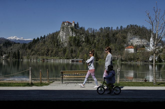 Na vsak način pa Bled ostaja zavezan zelenemu, je zagotovil direktor Infrastrukture Bled Janez Resman. Blejsko grajsko kopališče se je letos kot prvo v državi pridružilo zeleni shemi slovenskega turizma. Veliko vlagajo tudi v vzdrževanje parkov in urejanje obale jezera. FOTO: Blaž Samec/Delo