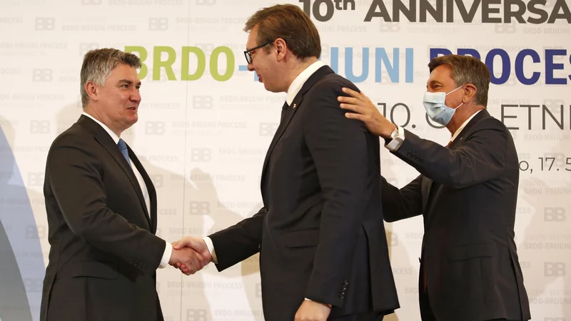 Fotografija: Srbski predsednik Aleksandar Vučić (na sredini) je so gostiteljema, hrvaškemu predsedniku Zoranu Milanoviću in Borutu Pahorju na Brdu pri Kranju »ukradel šov«, bi rekli v ne prav diplomatskem jeziku. FOTO: Matej Družnik/Delo