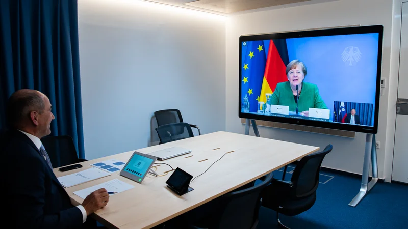 Fotografija: Janez Janša in Angela Merkel sta preko videokonference govorila o epidemiji covida-19, slovenskem predsedovanju Svetu EU in konferenci o prihodnosti Evrope in Zahodnem Balkanu. FOTO: Vladni profil na Twitterju