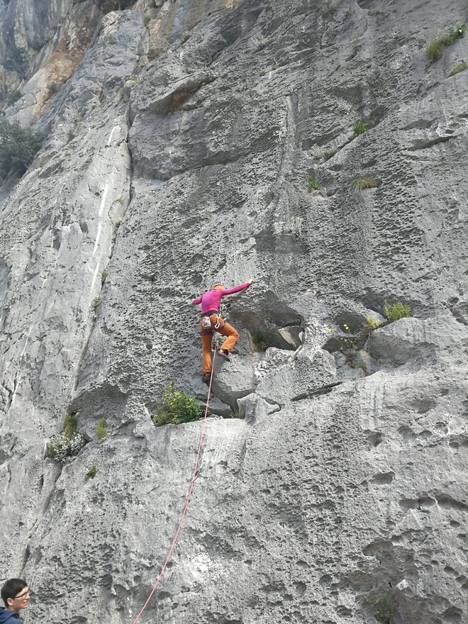 Plezališča v Omišu in okoliških krajih navdušijo tudi z odlično skalo. Foto Maja Grgič