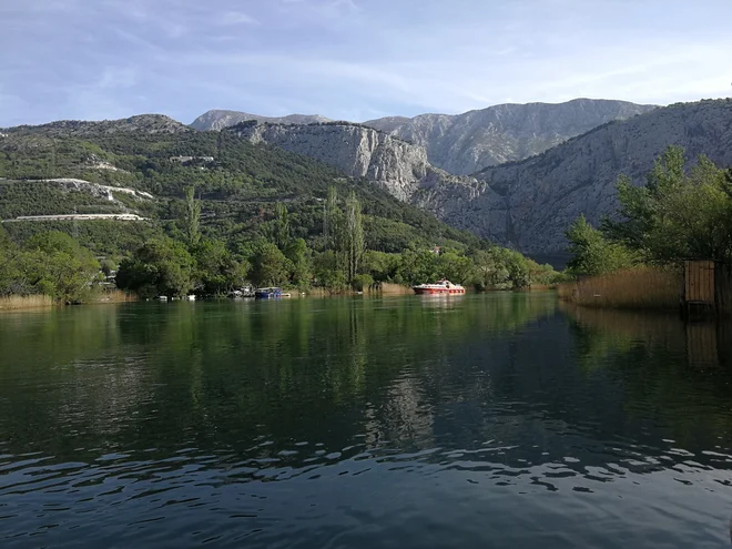 Posebno doživetje je tudi plovba po kanjonu reke Cetine. Foto Maja Grgič