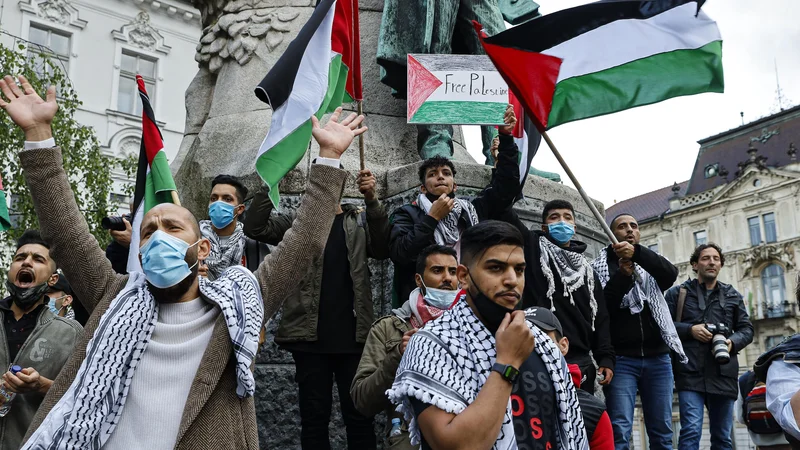 Fotografija: Na izobešanje izraelske zastave med nasiljem v Gazi so se na Prešernovem trgu v Ljubljani ogorčeno odzvali tudi Palestinci, ki živijo v Sloveniji.
FOTO: Jože Suhadolnik/DELO