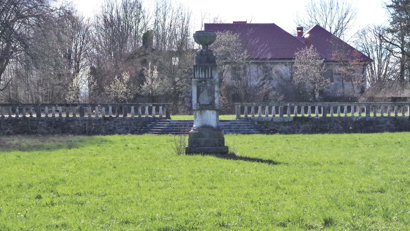 Fotografija: Pogled na današnje ostanke vrta in dvorec s spomenikom cesarskemu obisku v Dolu 16. maja 1821. Foto Ines Babnik