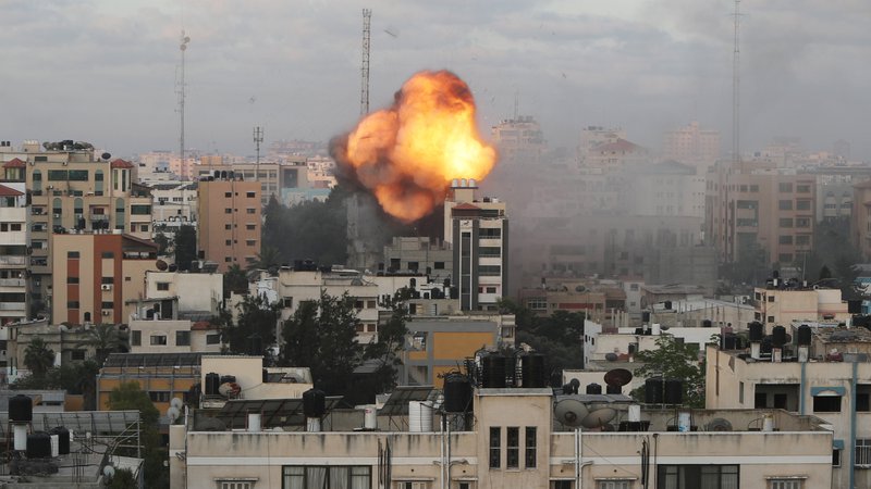 Fotografija: Izraelsko letalstvo bombardira gosto naseljeno območja Gaze, doslej je bilo ubitih najmanj 230 Palestincev, od tega veliko otrok. Umrlo je tudi deset Izraelcev. FOTO: Mohammed Salem/Reuters