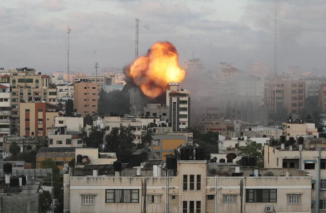 Izraelsko letalstvo bombardira gosto naseljeno območja Gaze, doslej je bilo ubitih najmanj 230 Palestincev, od tega veliko otrok. Umrlo je tudi deset Izraelcev. FOTO: Mohammed Salem/Reuters
