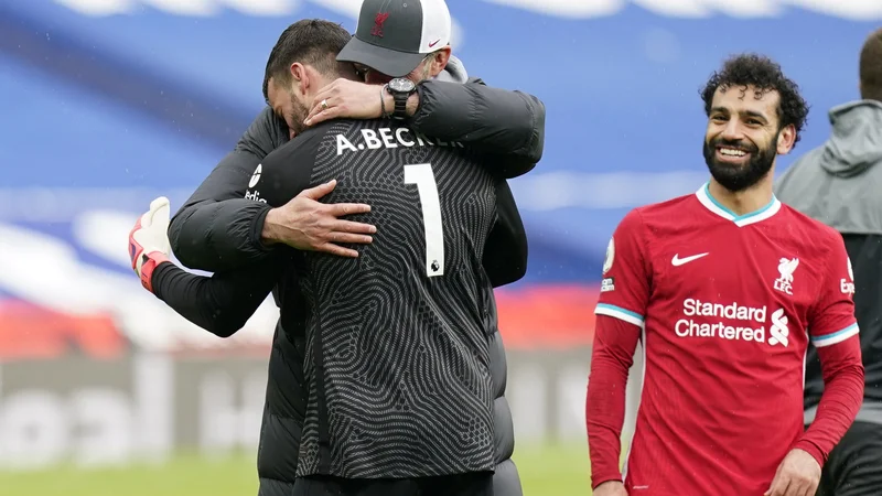 Fotografija: Jürgen Klopp in Mohamed Salah se lahko zahvalita Alissonu Beckerju, da ima Liverpool še vedno lepe možnosti za ligo prvakov. FOTO: Tim Keeton/Reuters